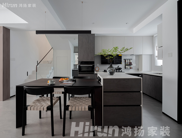 130㎡北歐風，原木色電視墻越看越喜歡，黑白撞色的廚房不要太高級！